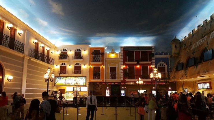 image of the theater lobby at Plaza Las Américas