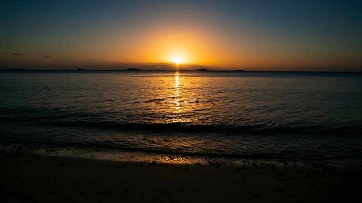 image of sunset at the beah