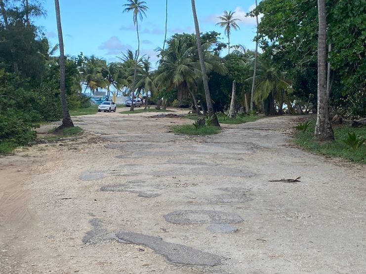 image of the unpaved road that leads to Surfer’s Beach