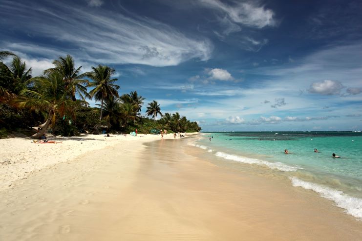 image of people walking along Culebra