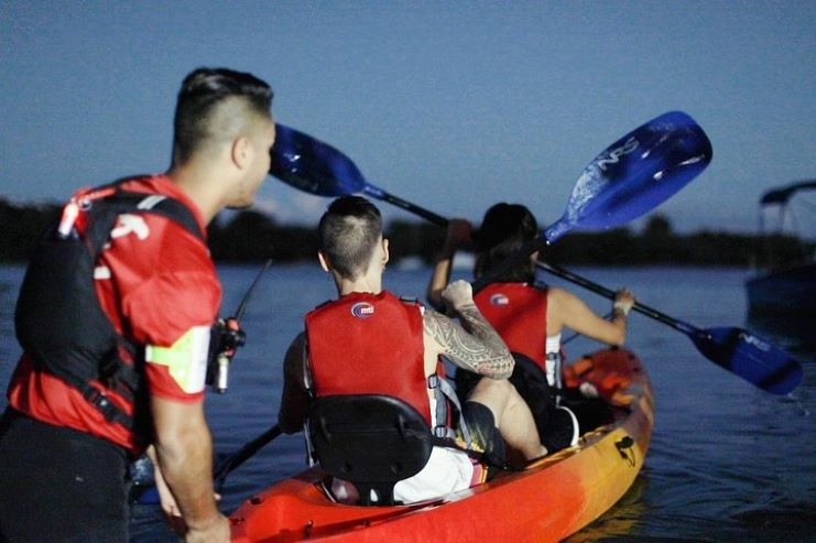 image of a group of people kayaking in Laguna Grande