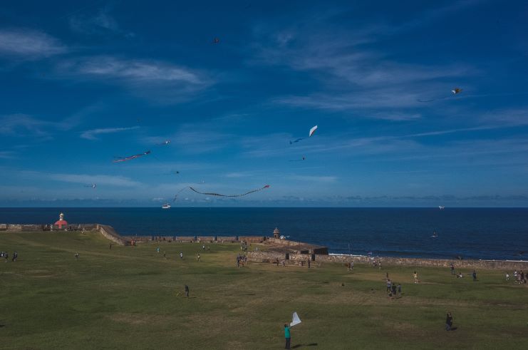 image of people flying kites at El Morro