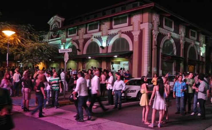 image of La Placita de Santurce at night