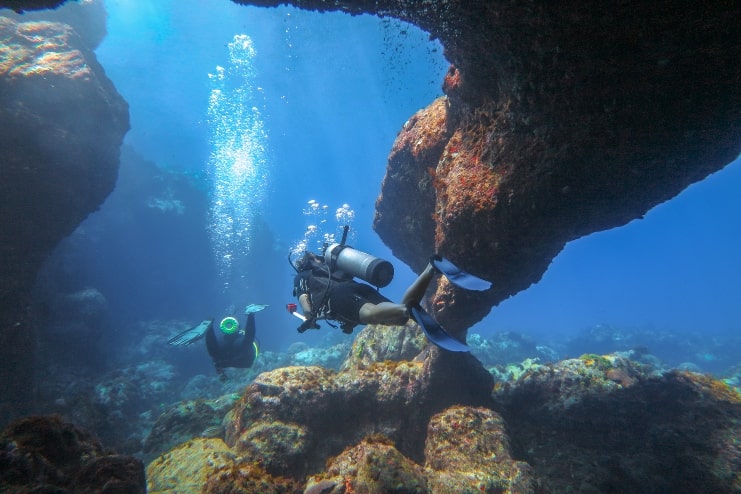 image of scuba divers