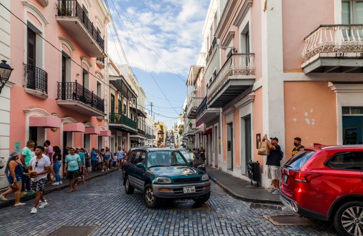 image of cars passing through the street of San Juan