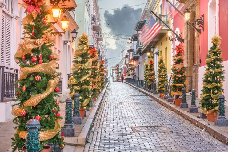 image of San Juan street during Christmas season