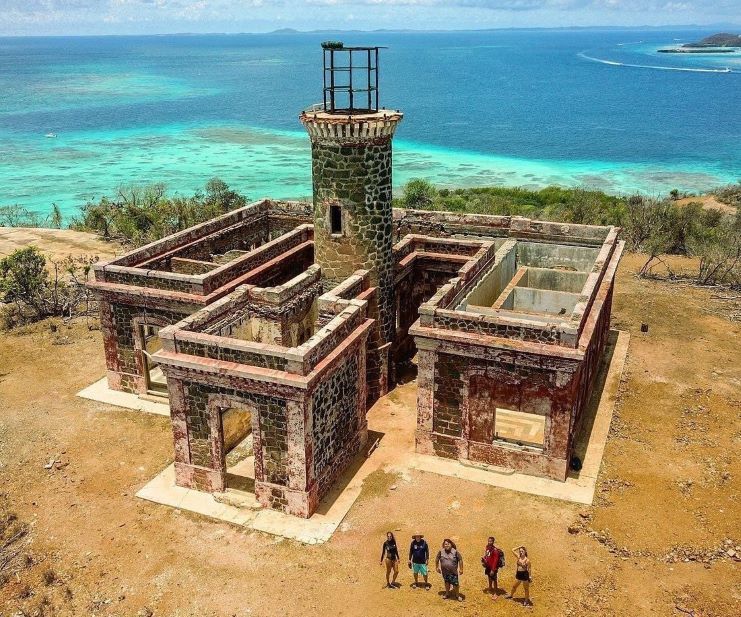 image of the ruins of an old lighthouse in Culebrita