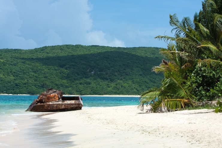 image of a military tank of Flamenco beach