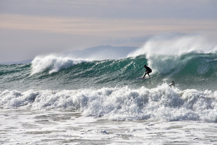 image of surfers