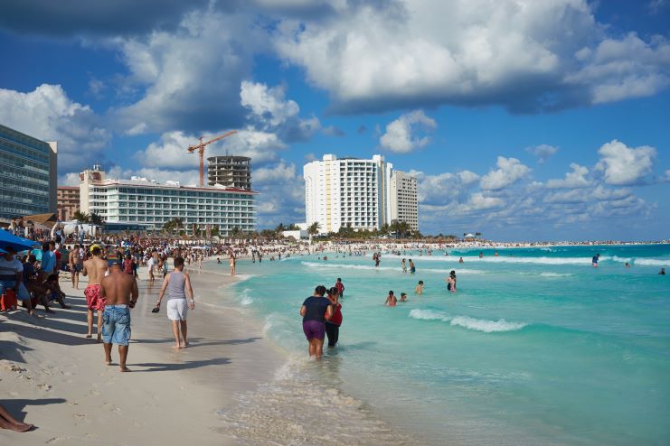 image showing plenty of tourists in Cancun